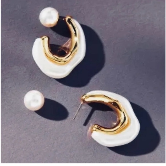 ✨ Anthropologie Irregular Gold Chunky Pearl Hoop Earrings ✨ with GIFT BOX 🎁 - Picture 1 of 8